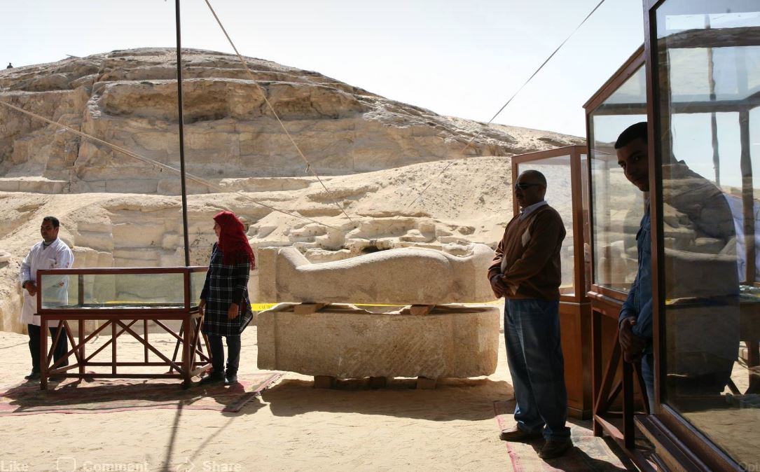 archaeologymag's tweet photo. A 26th-Dynasty (664–525 B.C.) cemetery including burials of 2 high priests, along with with around 1,000 faience ushabti figurines and 4 alabaster canopic jars, has been discovered in the desert near the Egyptian city of Minya.  

https://t.co/zQk3y7JE23 https://t.co/qpcjHcgcTK