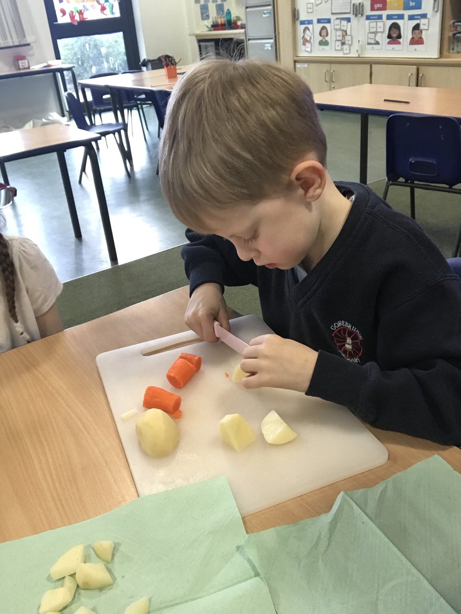 GorebridgePS's tweet photo. P2a were busy making soup this afternoon! #FoodTopic #HealthyEating 🥔🍽 https://t.co/KA5kchL0Yu
