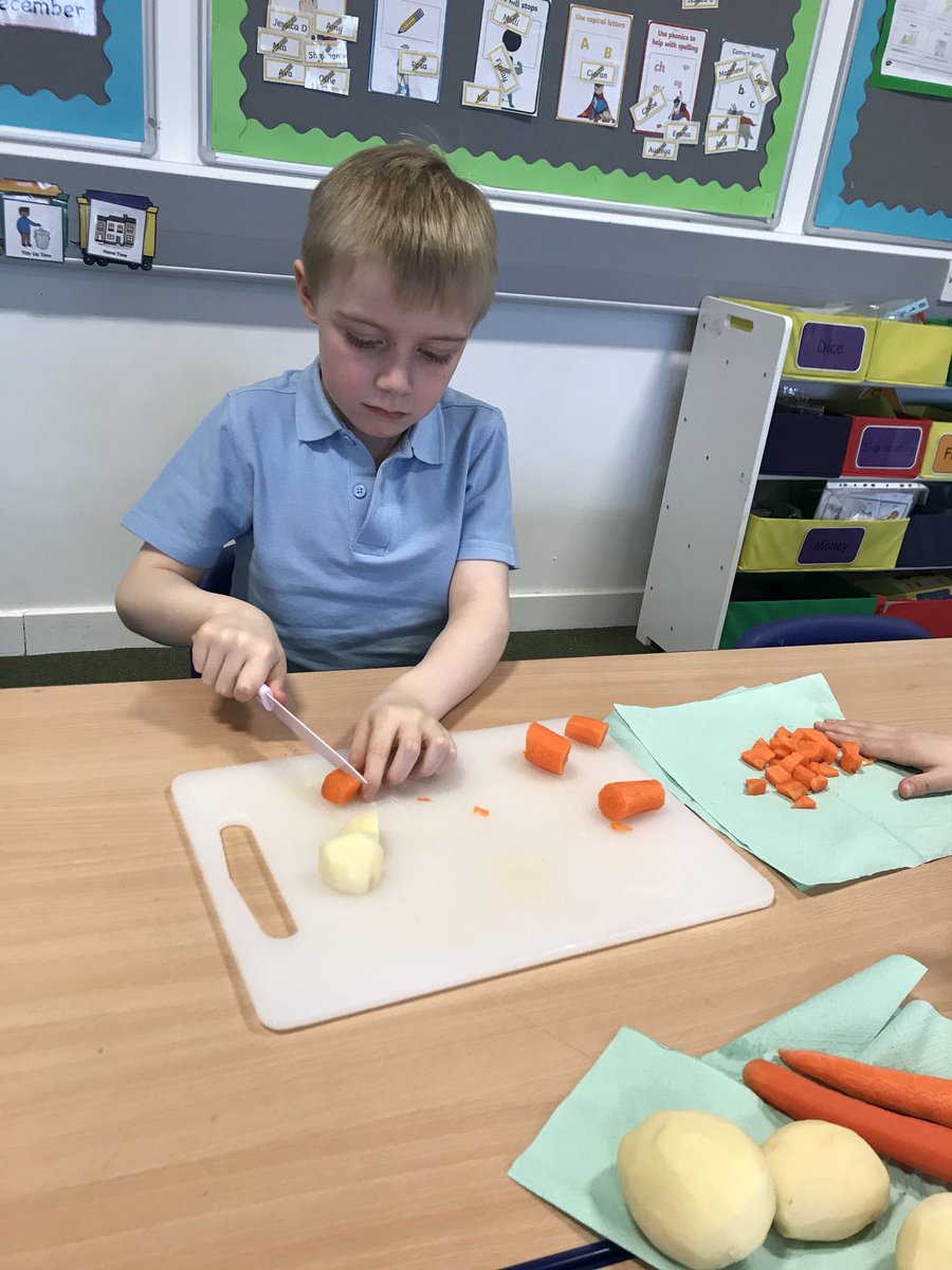 GorebridgePS's tweet photo. P2a were busy making soup this afternoon! #FoodTopic #HealthyEating 🥔🍽 https://t.co/KA5kchL0Yu