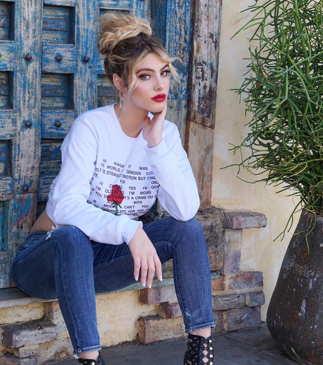 todoendomingo's tweet image. “Venezuela está en cada pequeña cosa que hago. Ser latina significa muchísimo para mí y siempre me ha caracterizado en mis plataformas. Aunque no viva en mi país natal, esa cultura permanece en mí". Leer más de @lelepons aquí --&amp;gt; bit.ly/2FtFHFy