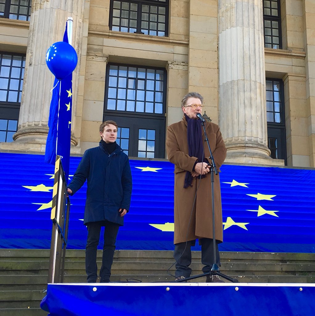 Villa_Vigoni's tweet photo. Unser President Michael #Gerdts forderte gestern in Berlin auf einer Veranstaltung von @PulseEurope mutige Schritte hin zu einer Europäischen Union, die mit einer Stimme spricht #pulseofeurope https://t.co/nmlpWpSAa0