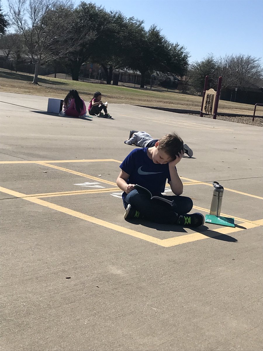 StocktonClass's tweet photo. We took DEAR time outside today @PetersColonyES ☀️📚 https://t.co/ZnKO0N8lnM