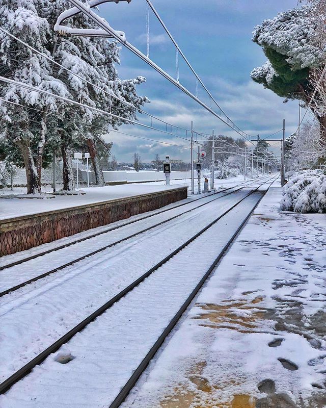 Snow in Rome
.
.
.
.
.
.
.
.
.
.
#don_in_italy #visititalia #italiainfoto #yallersitalia #neve #ostiaantica #visitlazio #loves_lazio_ #whyinitaly #italiadascoprire #ig_mediterraneo #travelgramitalia #train #new_photolazio #topitaliantravel #station #volg… ift.tt/2F7ds1G