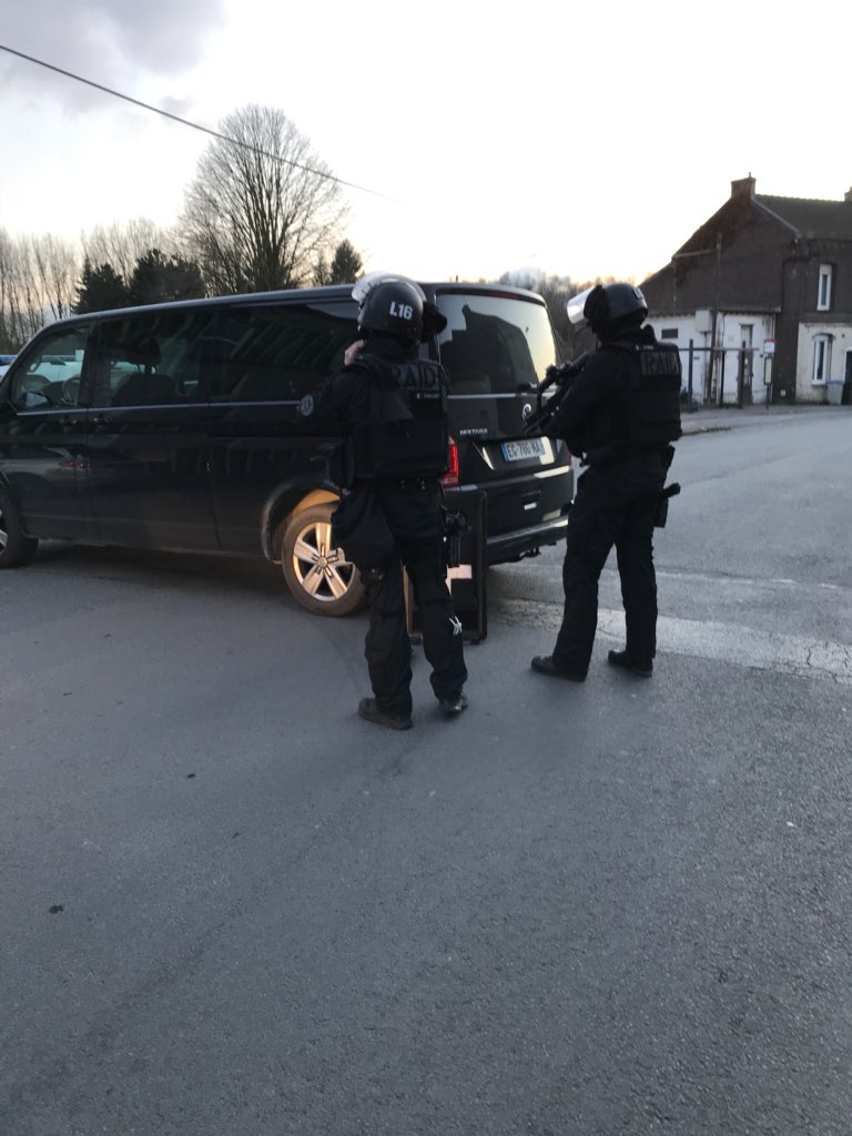 Tabarygrdf's tweet photo. #les gaziers,   Une intervention de sécurité gaz mouvementée cette soirée à Lourches. Intervention du Raid afin de maîtriser le forcené. https://t.co/gy2H8ICr9J