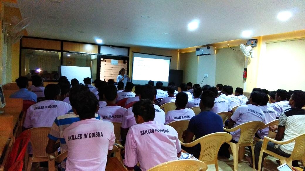 annunyaa's tweet photo. Training on what is softskills and it's necessity along with the significance of bodylanguage and grooming with a troupe of enthusiastic students. 
#softskillstraining #softskills #softskillstrainer #trainer #trainerlife #happiness #bodylanguage #grooming #nonverbalcommunication https://t.co/oaITRuRUaD