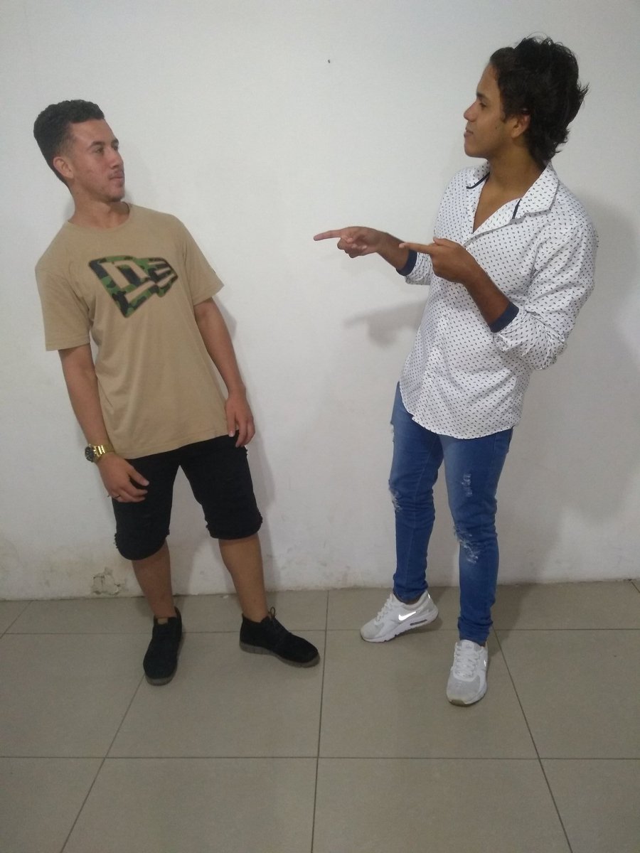 gblobo3's tweet photo. Aprendendo a conquista uma novinha😂
#professo@CostaAlan_03 https://t.co/GdcG3zlQmY