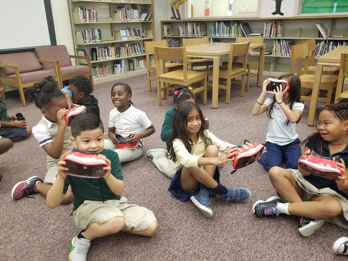 CurbeloDayami's tweet photo. Today we went to Space and to the bottom of the Ocean!! So cool! @NBFelem 
#learnibgthroughvirtualreality
#knowNova https://t.co/R3usMKxrDc