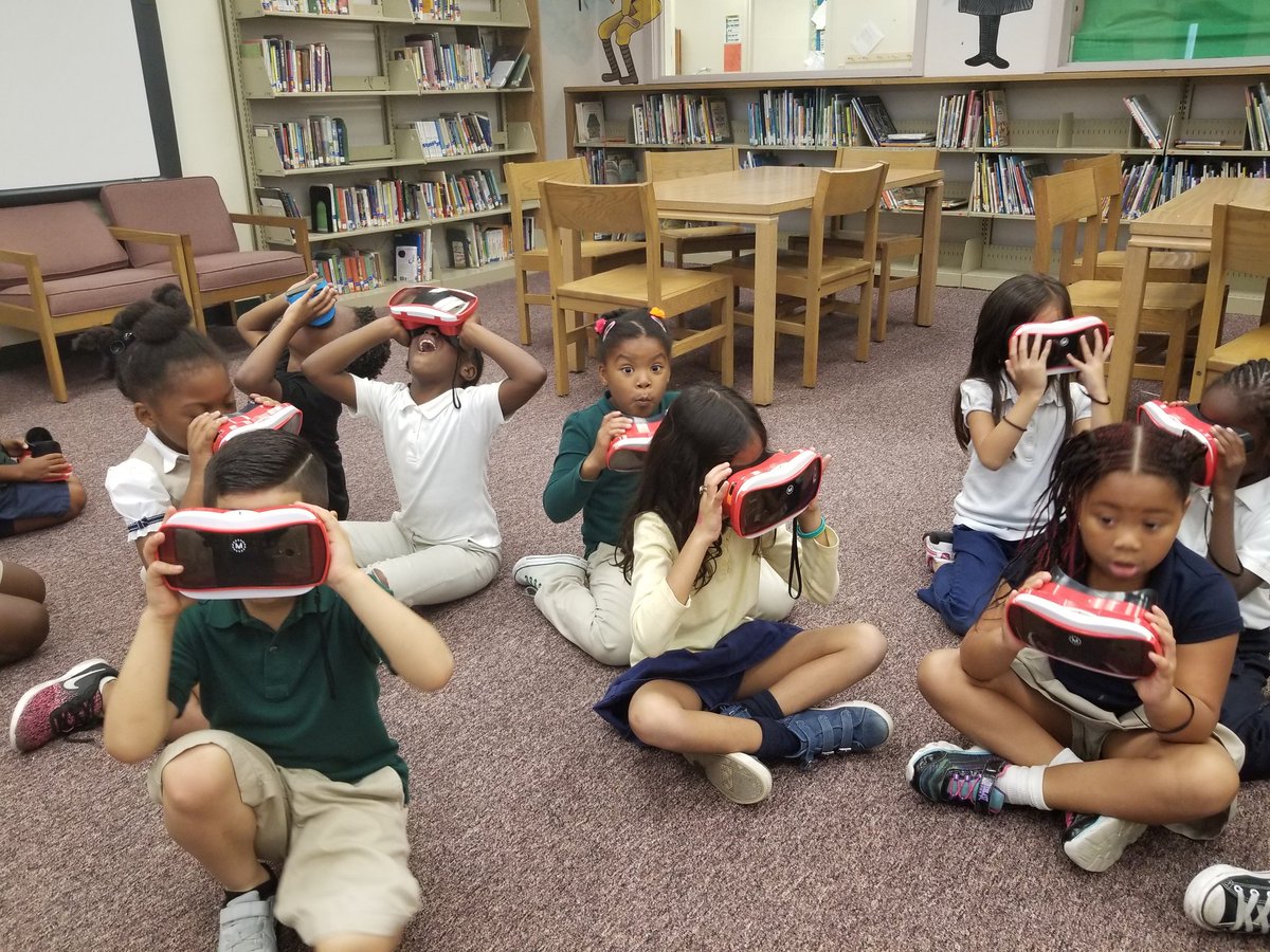 CurbeloDayami's tweet photo. Today we went to Space and to the bottom of the Ocean!! So cool! @NBFelem 
#learnibgthroughvirtualreality
#knowNova https://t.co/R3usMKxrDc