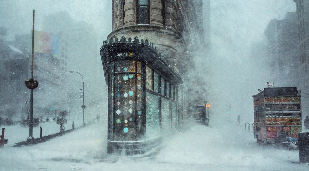fantantonio's tweet photo. El Flatiron en la tormenta parece un buque atravesando la bruma. https://t.co/oTHNEM5JDD