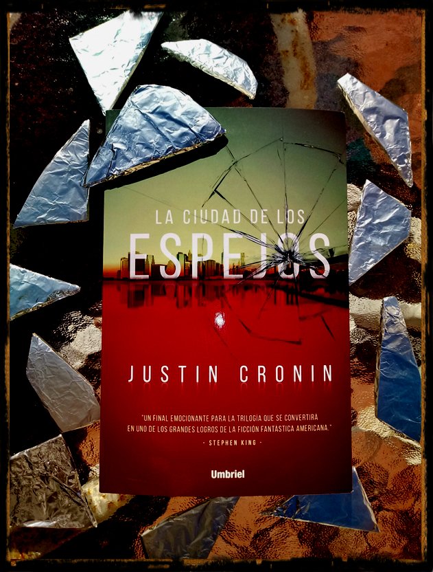 #estoyleyendo LA CIUDAD DE LOS ESPEJOS de @JustinCronin 
anikaentrelibros.com/autores/j/just…