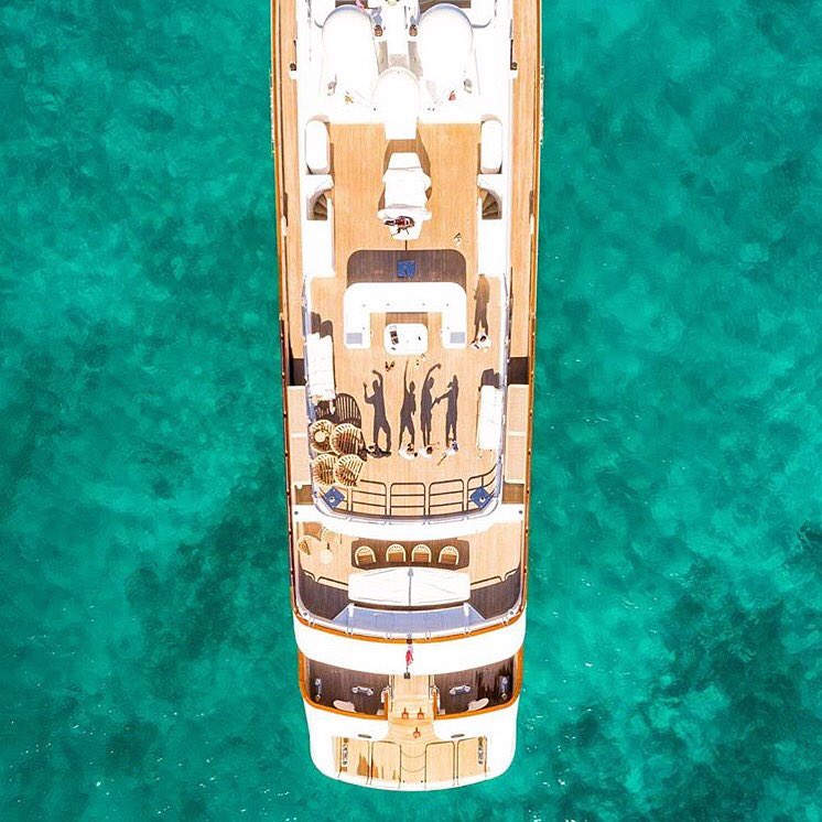 FRIDAY MOOD.
☀️ 🌊 💃🏼 #friday #friyay #mood #tgif #weekend #weekendvibes #repost #birdseyeview #drone #dronestagram #dronephotography #yachtcharter
#yachtdesign #yachting #yachtworld #yachts #yachtinglifestyle #saltlife  #shipyard #motoryacht  #superyacht #megayacht