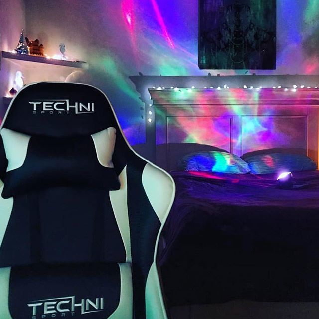 TechniSport's tweet photo. Very cool lighting background showing off the White ⚪️⚫️⚪️ Technisport chair . Thank you @missmoonstarr for your support 🎧🎧
What’s your fav background lighting? https://t.co/mc9XRhrnbg