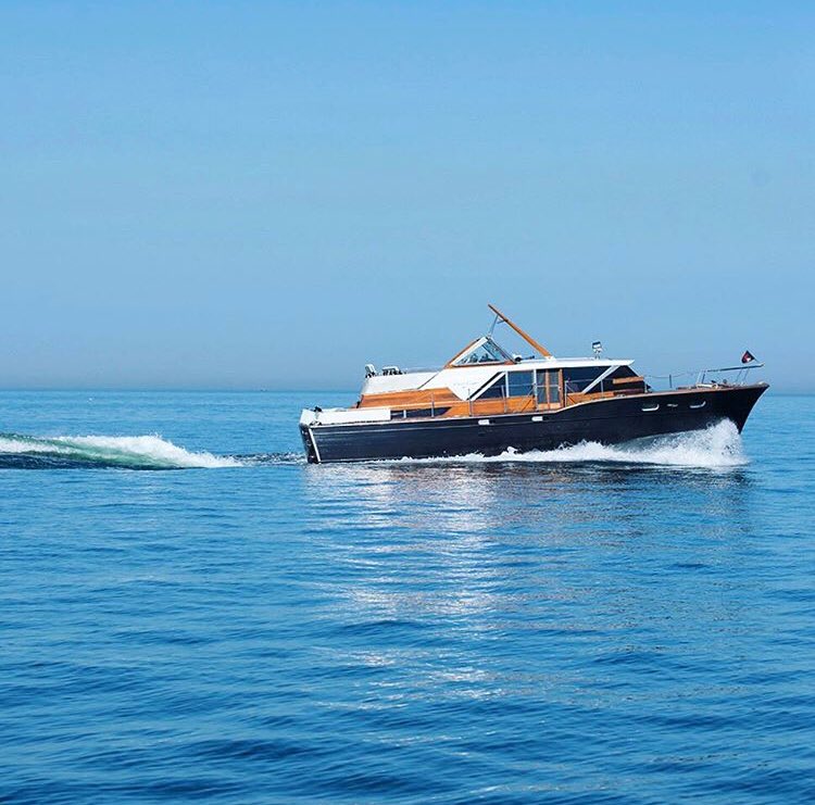1959 42' antique wooden Chris Craft motor yacht. 
#chriscraft #chriscraftboats #repost #teak #wooden #mahogany 
#vintage #vintageboats #thursday #tbt #throwbackthursday #yachtcharter
#yachtdesign #yachting #yachtworld #yachts #yachtinglifestyle #saltlife  #shipyard #motoryacht