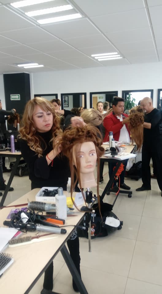 PivotPointMX's tweet photo. Así estamos viviendo nuestro Curso "Divas y Novias", de la mano de Manuel Rodríguez, campeón de peinado.
#PivotPointCDMX || #PivotPointers || #EmpowerThrougEducation ✨ https://t.co/HWYBJGNi6x