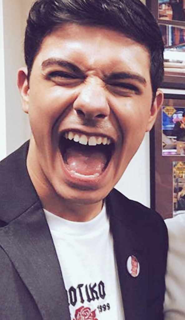 BeeatrizRojo's tweet photo. Amor de verdad es lo que siente @Alfred_ot2017 por su chapa de Bowie 😍😂 #THOSFansAlfred26F #OTDirecto26F #AmaiaYAlfredEH https://t.co/pqIkp0Z880
