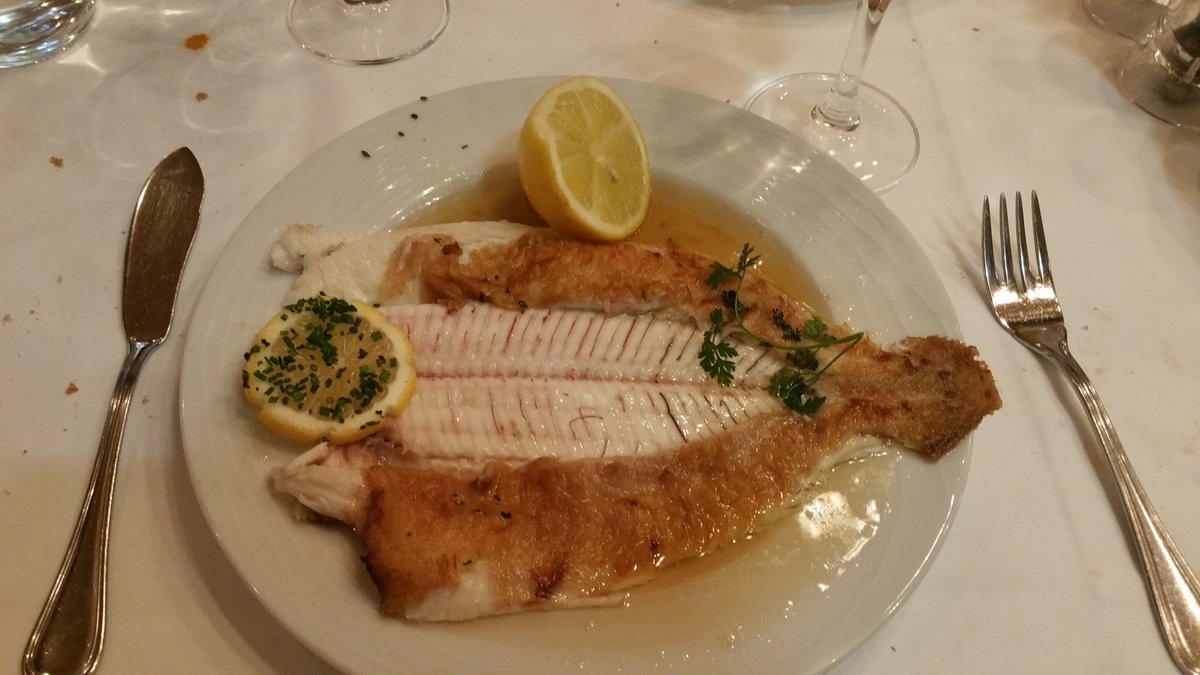 LesPatriarches's tweet photo. Petit sol meunière :3 #solmeuniere #manger #Diet #COOKY #Poissons #restaurant https://t.co/A88aS1ciLV