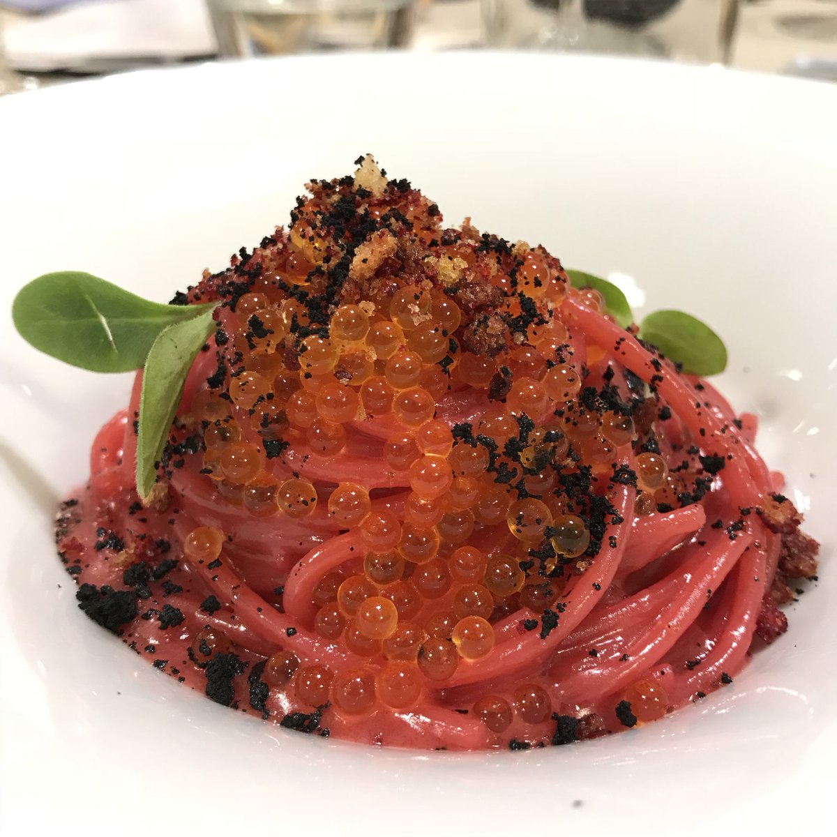 Vorrei riuscire a riproporla a casa tanto mi è piaciuta <a href="/PastaFelicetti/">Felicetti Pasta</a> alla rapa rossa con uova di trota, profumo di tartufo e germogli accompagnati da un calice di Incrocio Manzoni @CantinaToblino ps ovviamente ci proverò e ci riuscirò  #vincere 🥂😎 #MalaspinaSlurp #DMfood