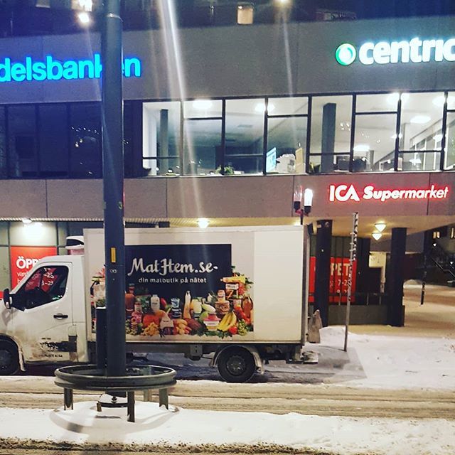 E_mathandel's tweet photo. När man har tillgång till bil i jobbet kan man stanna och handla lite innan man åker hem.
#HandlaIRL #Matpånätet #emathandel.se https://t.co/8gyIP8SFSS