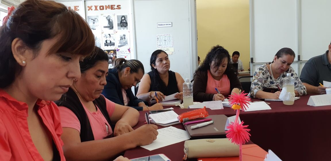 Denisse1324's tweet photo. #Proyectodegestion donde el director ejerce un liderazgo con enfoque pedagógico: conocimiento+habilidad x actitud el camino es la formación continua. Gracias @saire83 @TeresaOrozco por la oportunidad.
#sector08E 💞 https://t.co/iXNdhf2rRJ