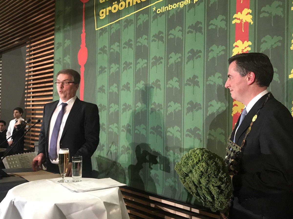 StephanSiemer's tweet photo. David #McAllister zum Oldenburger Grünkohlkönig gekrönt https://t.co/BaO2RfnRD5