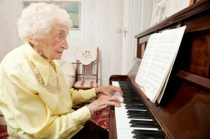 ReacherGrasperC's tweet photo. This woman stays young at heart by playing on her piano. Use a Handy Cane to walk over to your favorite instrument, or pick dropped music sheets from the floor. #mondaymotivation #mondayblues https://t.co/ezHUibyKEI