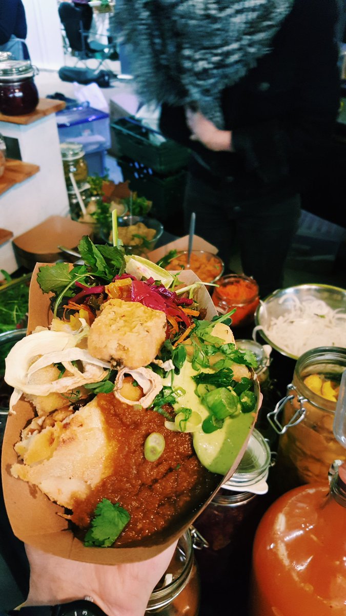 Bibliocook's tweet photo. Nice things to drink - @mutonics @thegoldenbean @kingofkefir - and lunchtime loveliness from @mygoodnessfood at yesterday's #Gld18 in @thegrainstore. #GoodLivingDay https://t.co/eQTZMCz8pY
