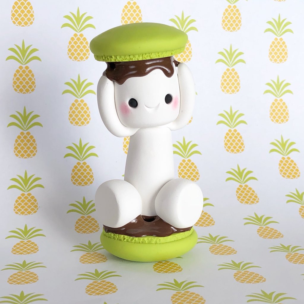 Marshfellows's tweet photo. What flavor macaron do you think this would be? https://t.co/obKm2A8Txq