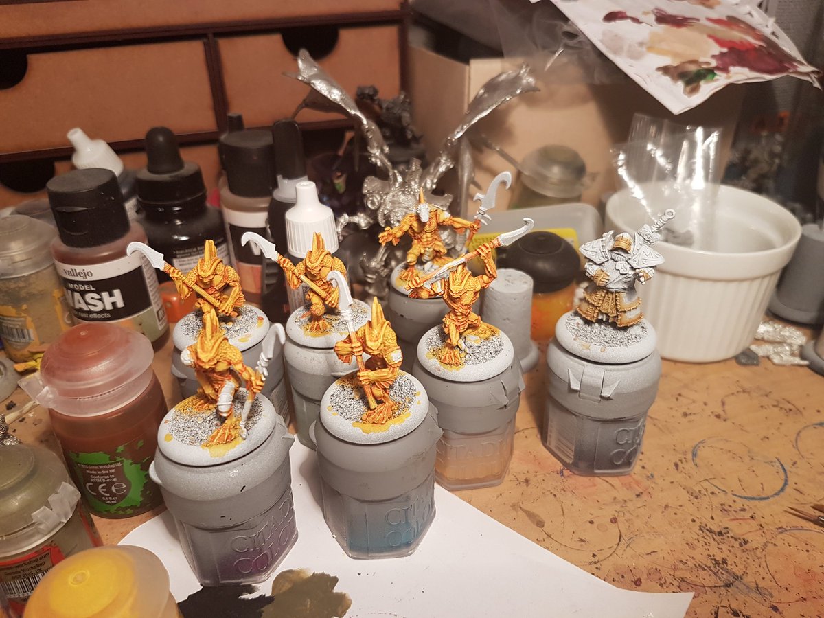 #hobbystreakday60 Half tempted to do straight white highlights on the yellow and go over that, yellow paints are shit! Baldur1 also underway, too cold to prime new stuff #hobbystreak