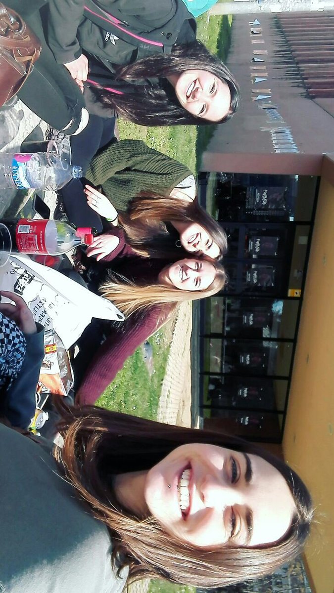 mariaestevez56's tweet photo. Bizipoza! #ItzalaArgitzen 🔥✋🏻 @MartinezUxue @_ainara98 https://t.co/FG0qGiVF3t