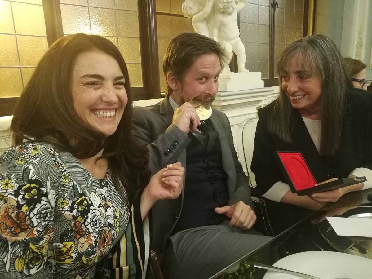 danielgalindo78's tweet image. Los amigos de la Fundación Siglo de Oro, Alejandra Mayo, Rodrigo Arribas y Silvia Espallargas, con su Medalla de Oro otorgada por la Academia de las Artes Escénicas (@academia_aaee) por su contribución al #teatro clásico durante más de 15 años