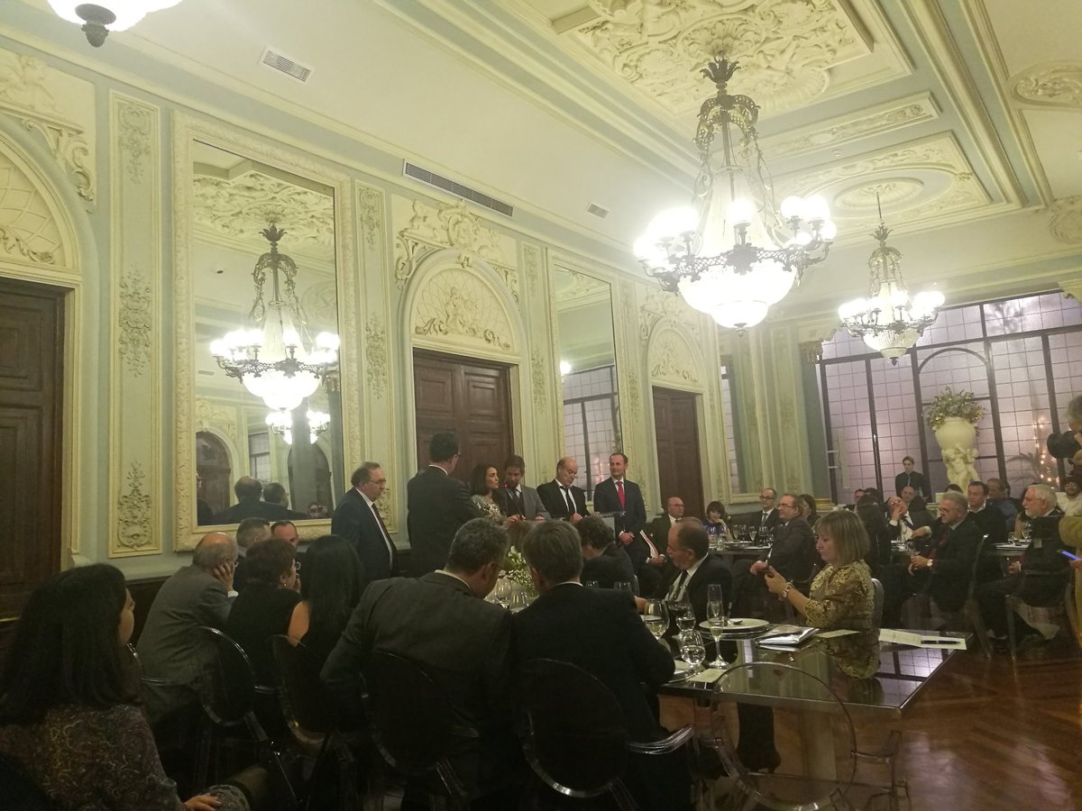 danielgalindo78's tweet image. Los amigos de la Fundación Siglo de Oro, Alejandra Mayo, Rodrigo Arribas y Silvia Espallargas, con su Medalla de Oro otorgada por la Academia de las Artes Escénicas (@academia_aaee) por su contribución al #teatro clásico durante más de 15 años