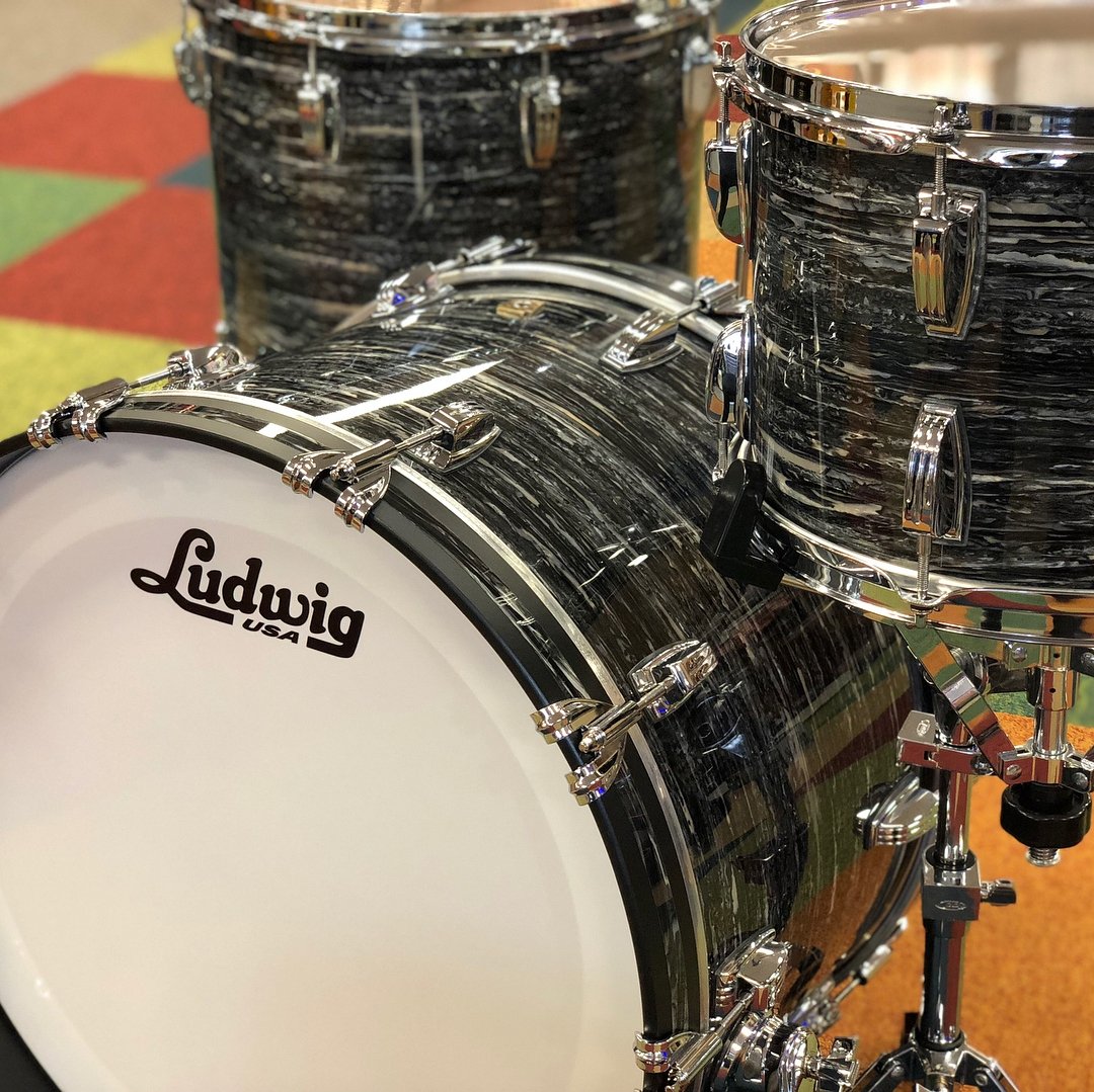 LudwigDrumsHQ's tweet image. New Classic Maple in Vintage Oyster Pearl! Pairs nicely with this Raw Brass snare!

📸: @SimsMusic