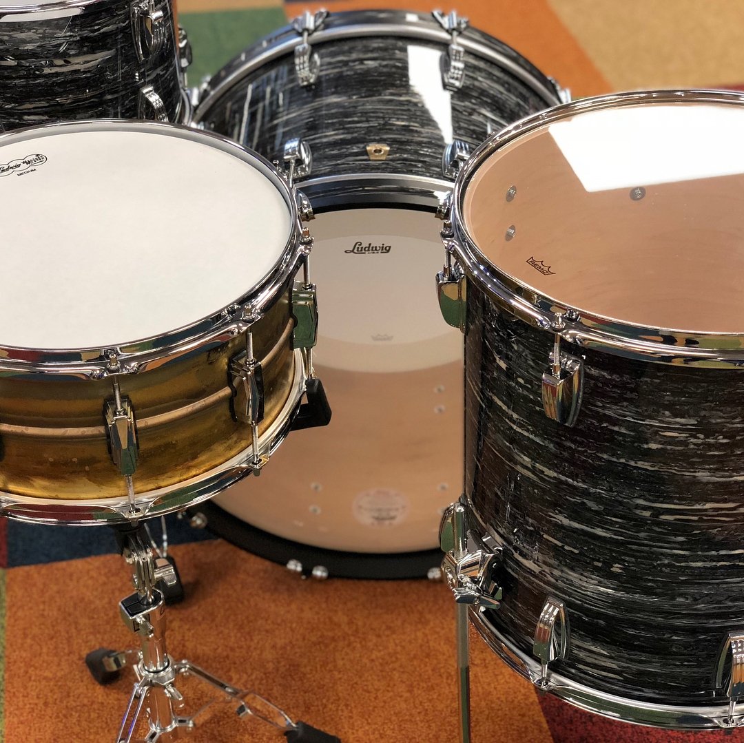 LudwigDrumsHQ's tweet image. New Classic Maple in Vintage Oyster Pearl! Pairs nicely with this Raw Brass snare!

📸: @SimsMusic