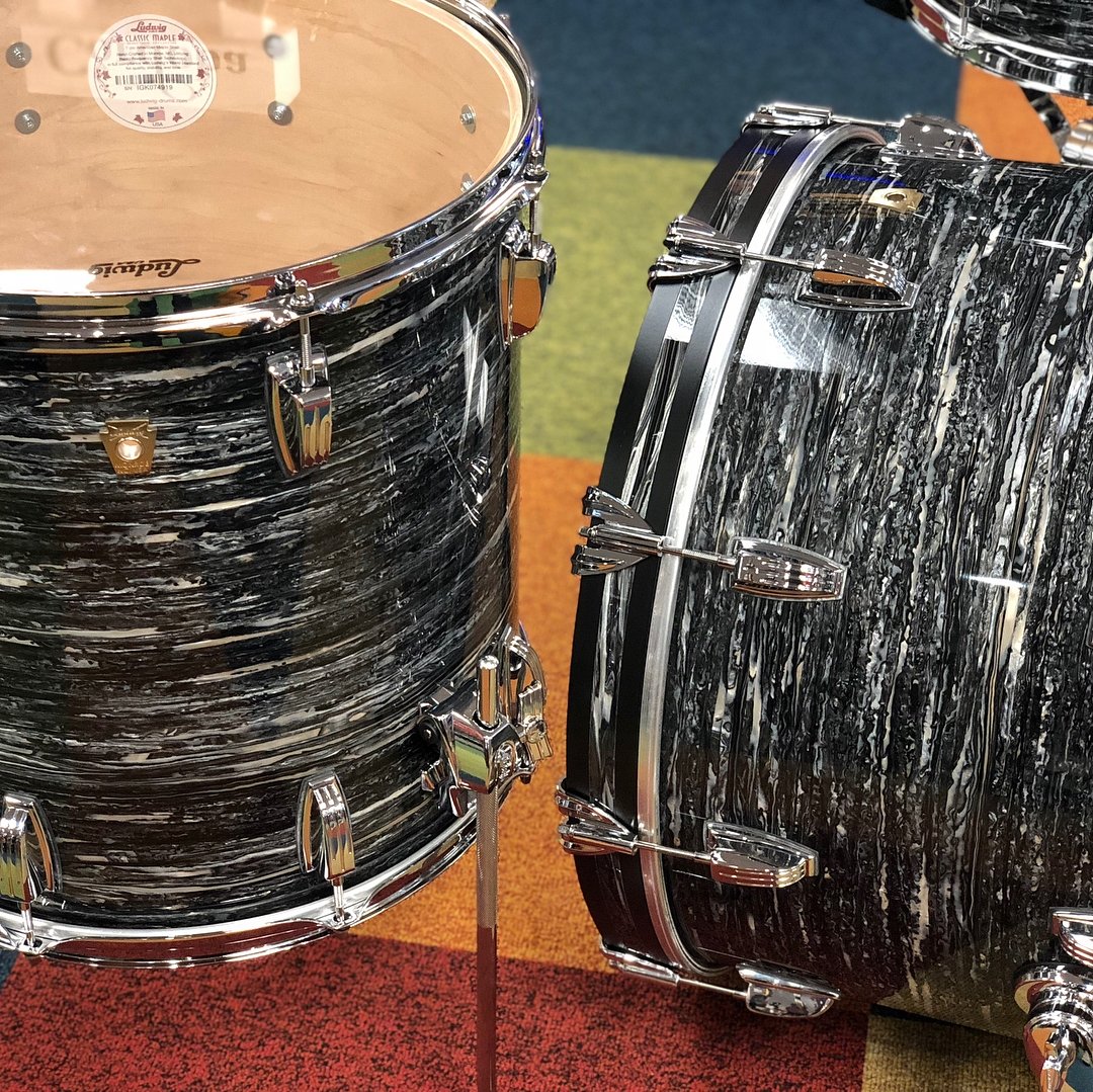 LudwigDrumsHQ's tweet image. New Classic Maple in Vintage Oyster Pearl! Pairs nicely with this Raw Brass snare!

📸: @SimsMusic