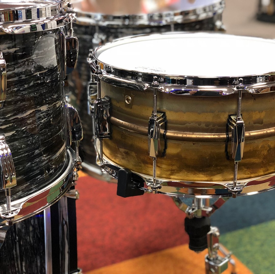 LudwigDrumsHQ's tweet image. New Classic Maple in Vintage Oyster Pearl! Pairs nicely with this Raw Brass snare!

📸: @SimsMusic