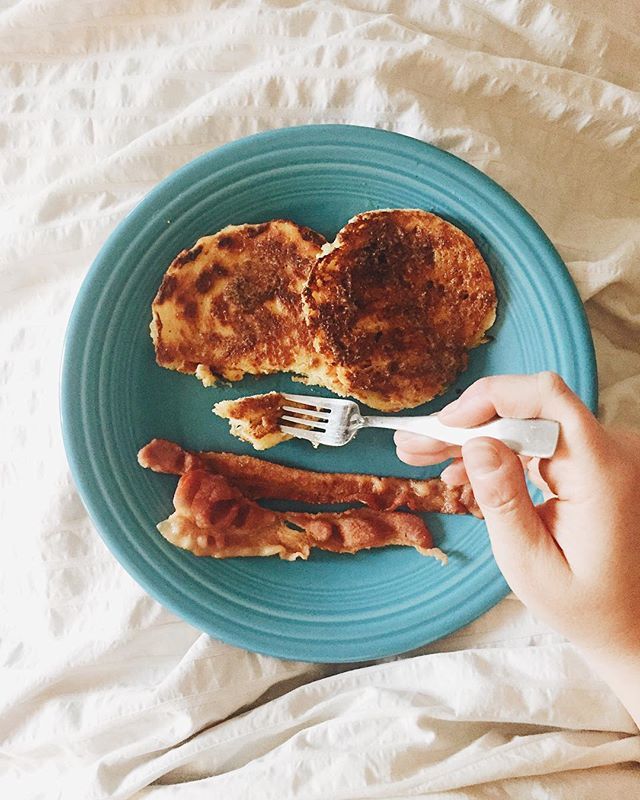TrainProSteph's tweet image. My oldest is home from school for President’s Day, so I’m working from my bed today. Darn 😂
.
I’ve been craving cinnamon toast, so I made some #90secondbread and a cinnamon/xylitol compound butter. Folks, you gots to try that!
.
And bacon. Because ba… ift.tt/2C7YOWQ