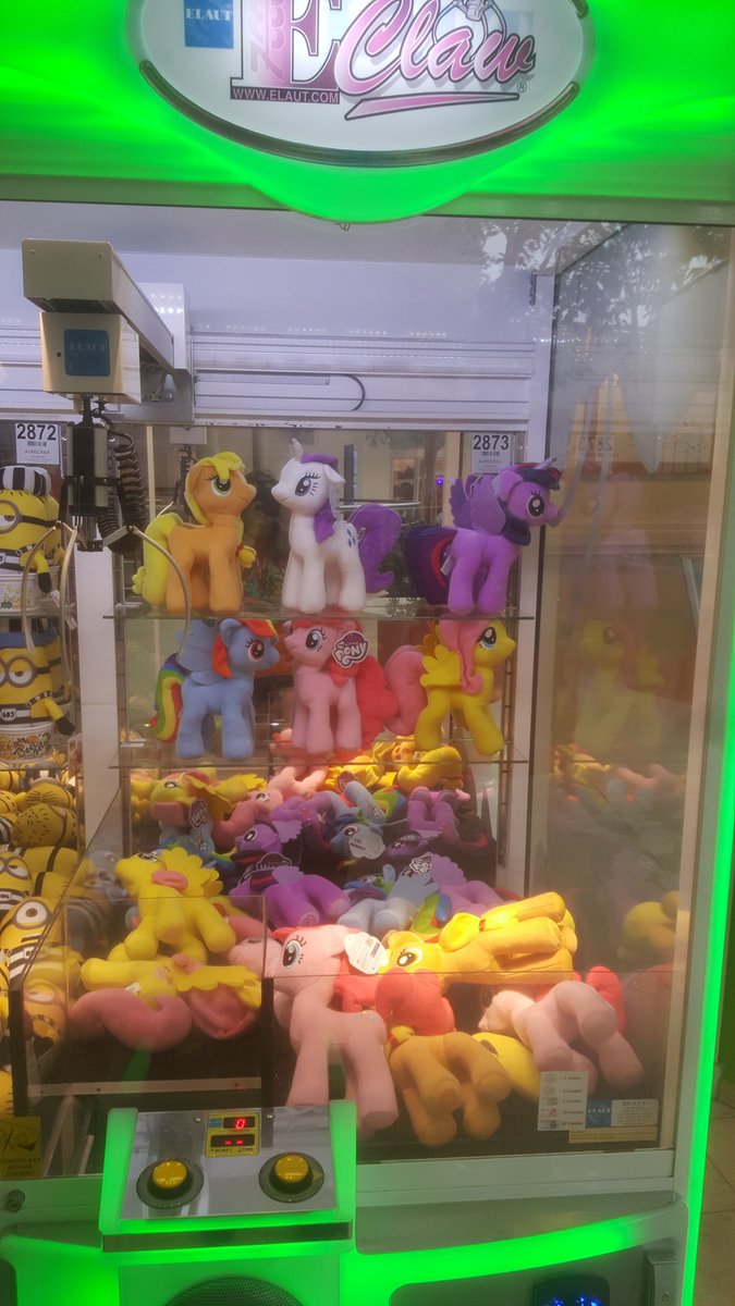 AvuiArts's tweet photo. I want that Rarity! But I can't. ;_; #brony #hwcon2018 https://t.co/tDVP1wUxVy