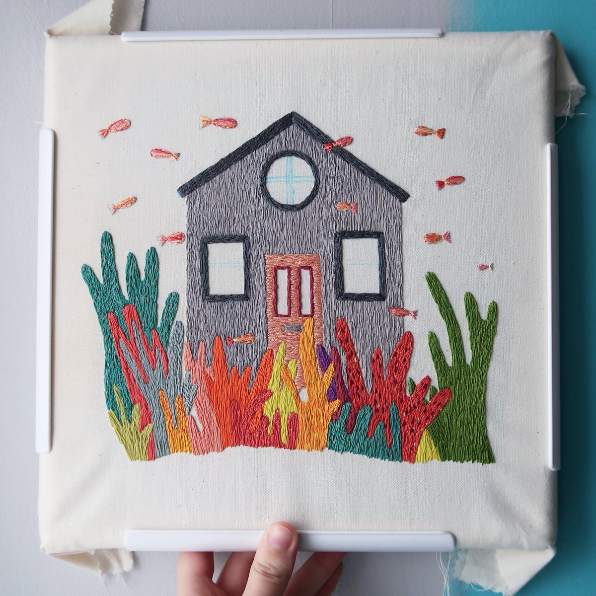 sparklymouse's tweet photo. dream house, dream life, progress
.
.
.
#embroidery #illustration #house #dreamhouse #dreamlife #ocean #coral #fish #reef #frontdoor #circlewindow #stitch #instastitch #instaart #thread #handembroidery #embroideryart #dmcthreads #craft #craftsposure #independent #sewing https://t.co/UY2aew6CcP