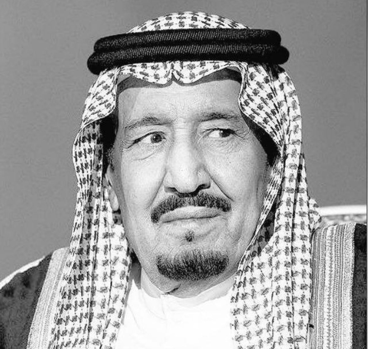 " لا مكان بيننا لمتطرف يرى الاعتدال انحلالاً، ويستغل عقيدتنا السمحه لتحقيق أهدافه، ولا مكان بيننا لمنحل يرى في حربنا على التطرّف وسيلة لنشر الانحلال.* وسنحاسب كل من يتجاوز  "

* التوقيع 

سلمان بن عبدالعزيز

 #ايقاف_السحيمي_واحالته_للتحقيق