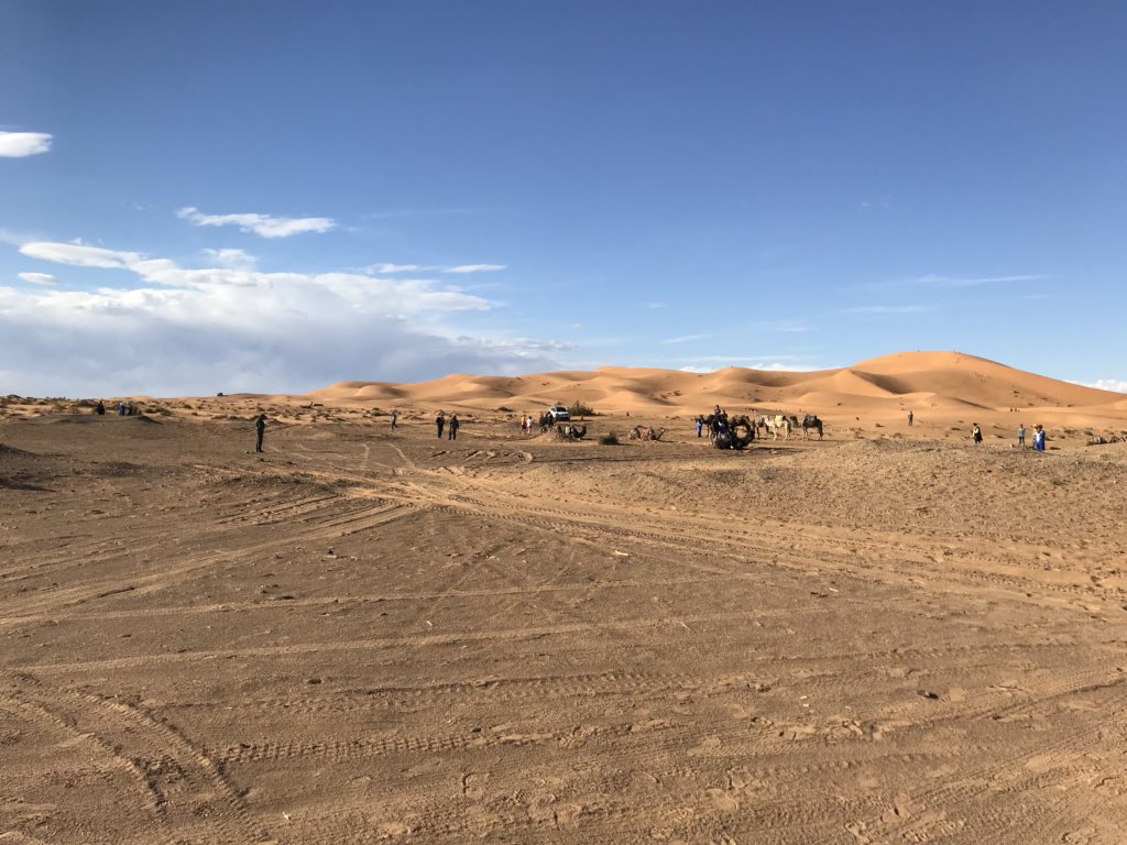 Aujourd’hui, notre 4L a pu rentrer sur les premières pistes du raid ! 🚗
Le châssis a pris quelques coups mais aucune casse à déclarer 😊
Nous avons avons remis nos fournitures à l’arrivée au bivouac ✏️📚🖌 <a href="/SCC_info/">SCC</a>