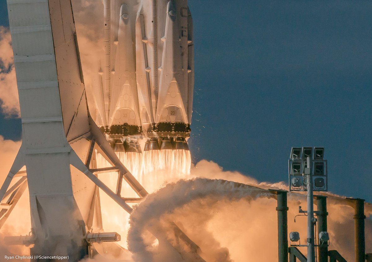 ryanchylinski's tweet image. Rainbirds. A visual study of #SpaceX LC-39A&apos;s huge sound suppression system that insulated #FalconHeavy from its own violent acoustic waves. 2.1m diameter pipes carried a torrent of water from an 88m high 1.1Megaliter tower to the pad @SpaceX @elonmusk Amazing #FalconHeavyLaunch