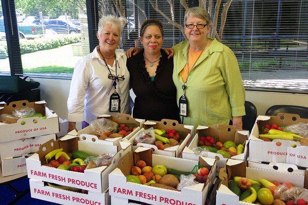 TXFarm2Table's tweet image. The Farm to Work program connects local farmers with the workplace, delivering fresh fruits and vegetables straight to you!

Visit sustainablefoodcenter.org/programs/farm-… to learn more or to bring Farm to Work to your organization. @SFClocal #txfresh #txfood #txfarm #buylocal