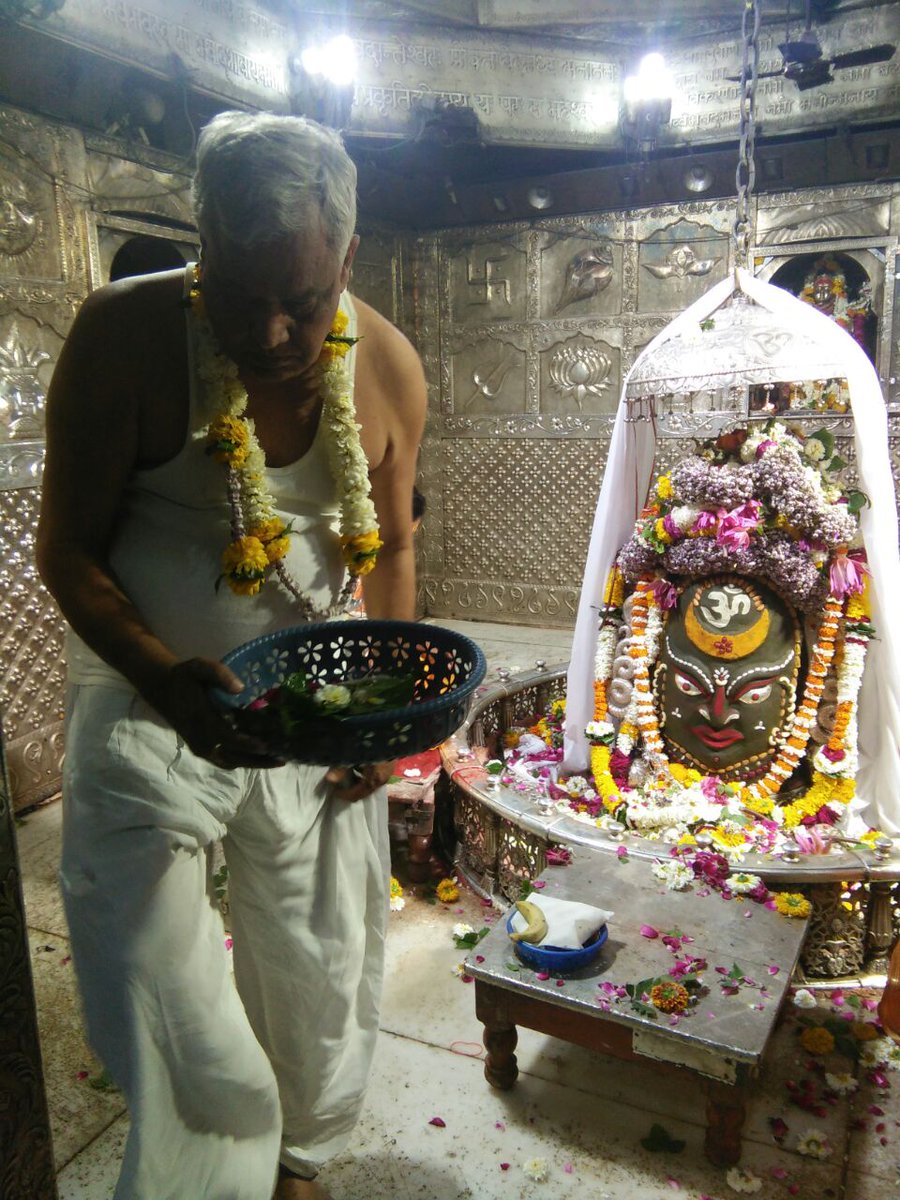 #गोलमदेवीकाआपमान
हमारी आदरणीय गोलमा देवी जी का महाकाल समिति द्वारा किए गए अपमान को बिल्कुल नहीं सहेंगे । एक बुजुर्ग महिला जो कि खुद एक विधायिका है उन्हें उनके पहनावे के कारण महाकाल दर्शन से रोक गया । क्योंकि उन्होंने राजस्थानी वस्त्र पहन रखे थे ।
#msssindia