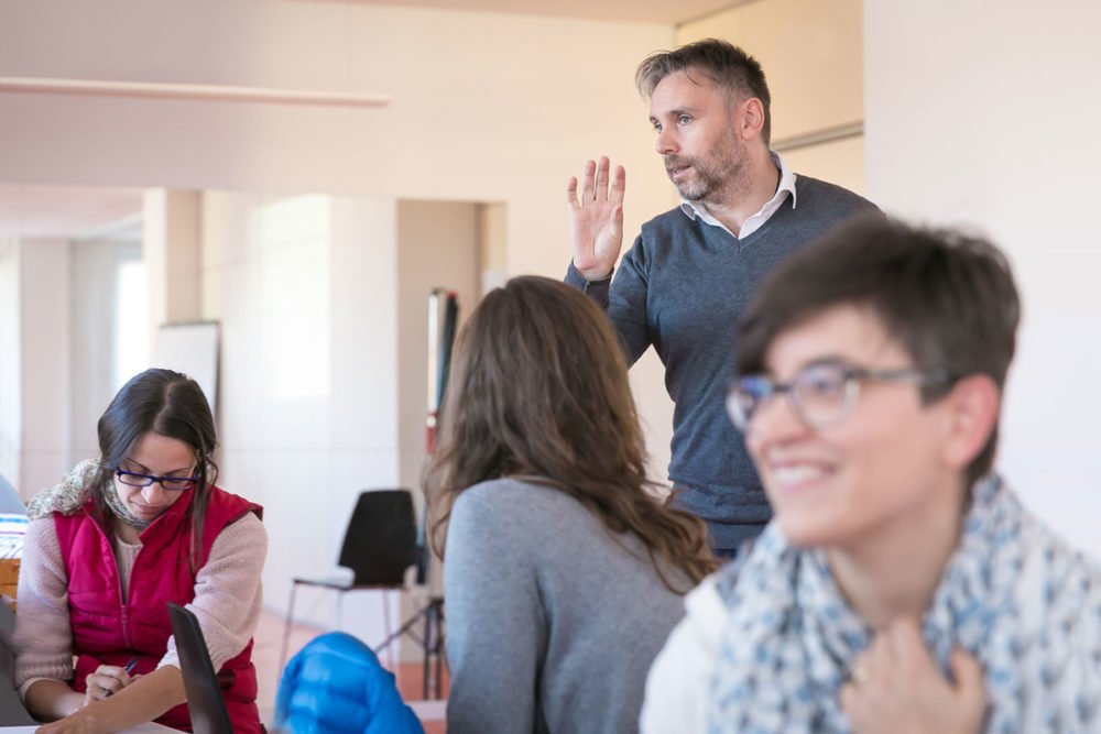 Come si migliora la nostra comunicazione? Imparando a considerare un punto di vista a cui la scuola e la vita non ci hanno abituati: quello del destinatario del nostro comunicare. Come spiego in questo articolo. goo.gl/nMPmqG    #plumestories