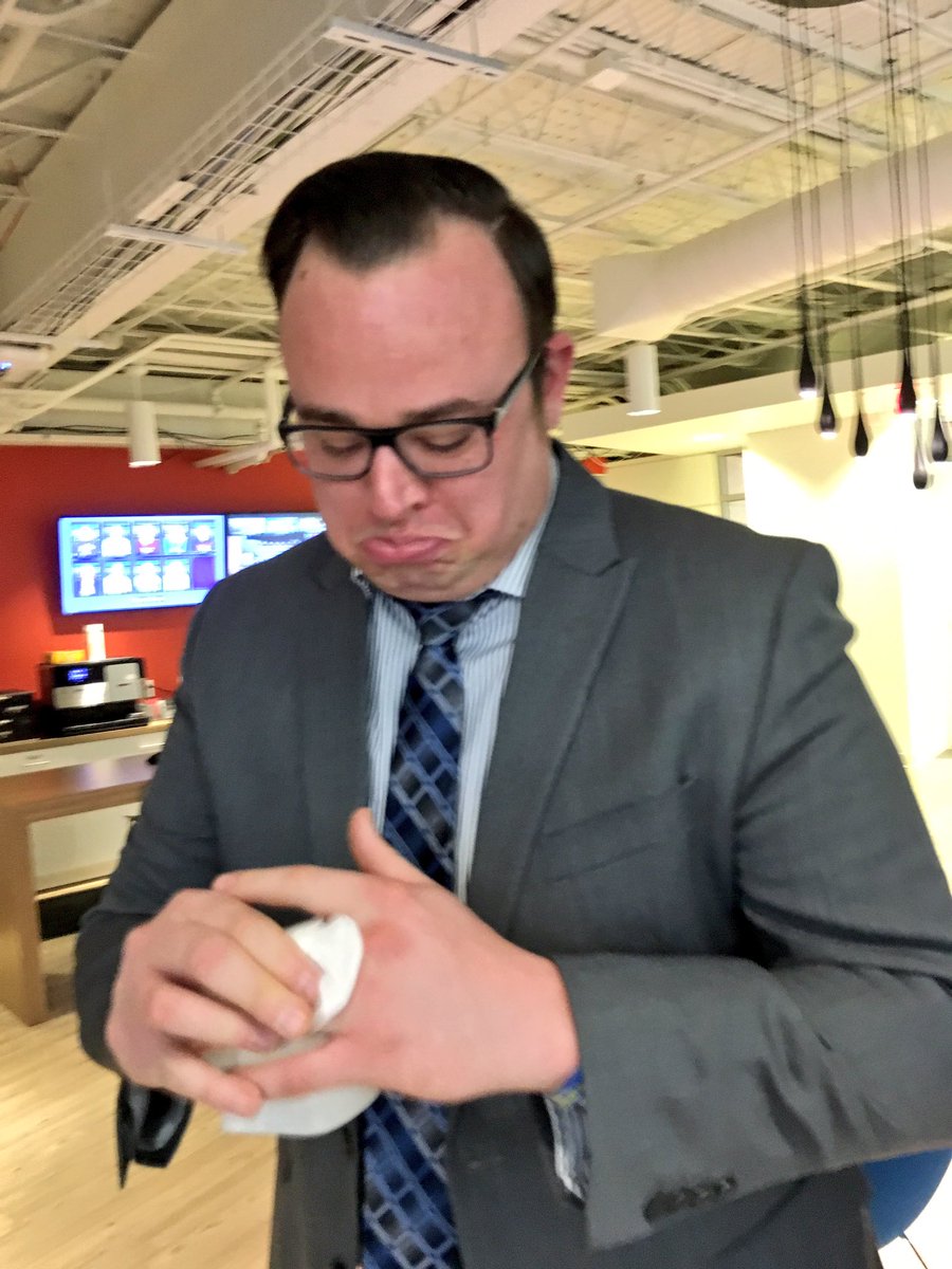TaraMolinaTV's tweet photo. Monday HURTS. #PapercutProblems #PapercutPlaya https://t.co/kcmyeGarrt