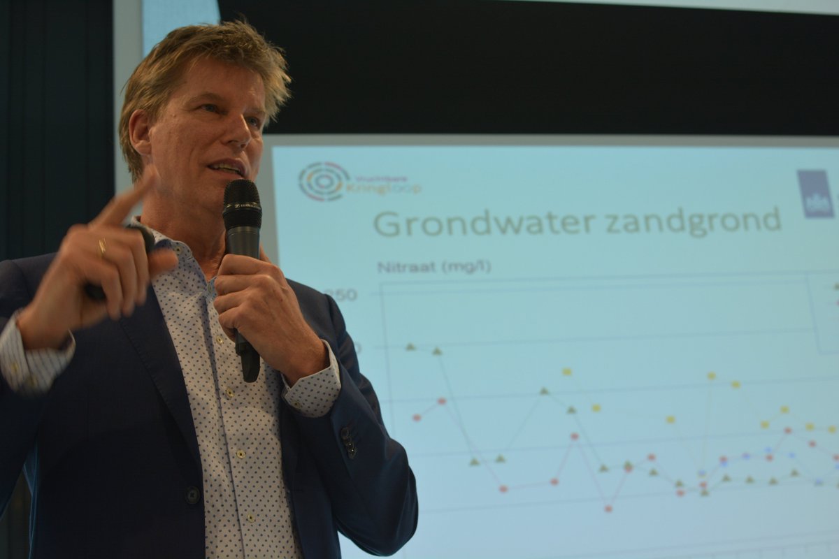 Carel de Vries presenteert resultaten van zijn project Vruchtbare Kringlopen op het <a href="/KWR_Water/">KWR Water Research Institute</a> symposium: de resultaten zijn veelbelovend om het melkveehouderij te verduurzamen.
