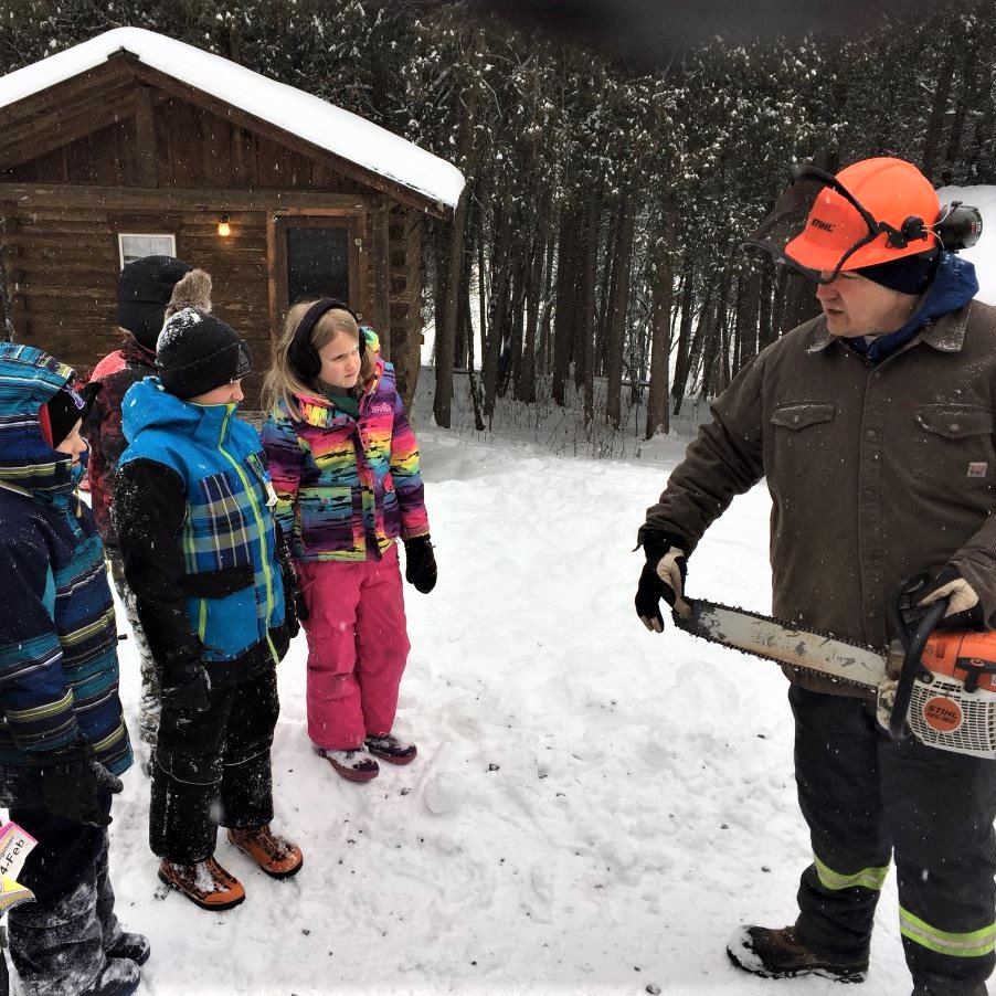 scoutscanada's tweet image. A hands-on learning experience in the great outdoors can’t be beat 👌 At a winter Skills Camp, @1stElmira Cubs practiced ax and hatchet safety, and learned about chainsaw precautions. #SafeScouting 
Join Scouting today: scouts.ca/join/