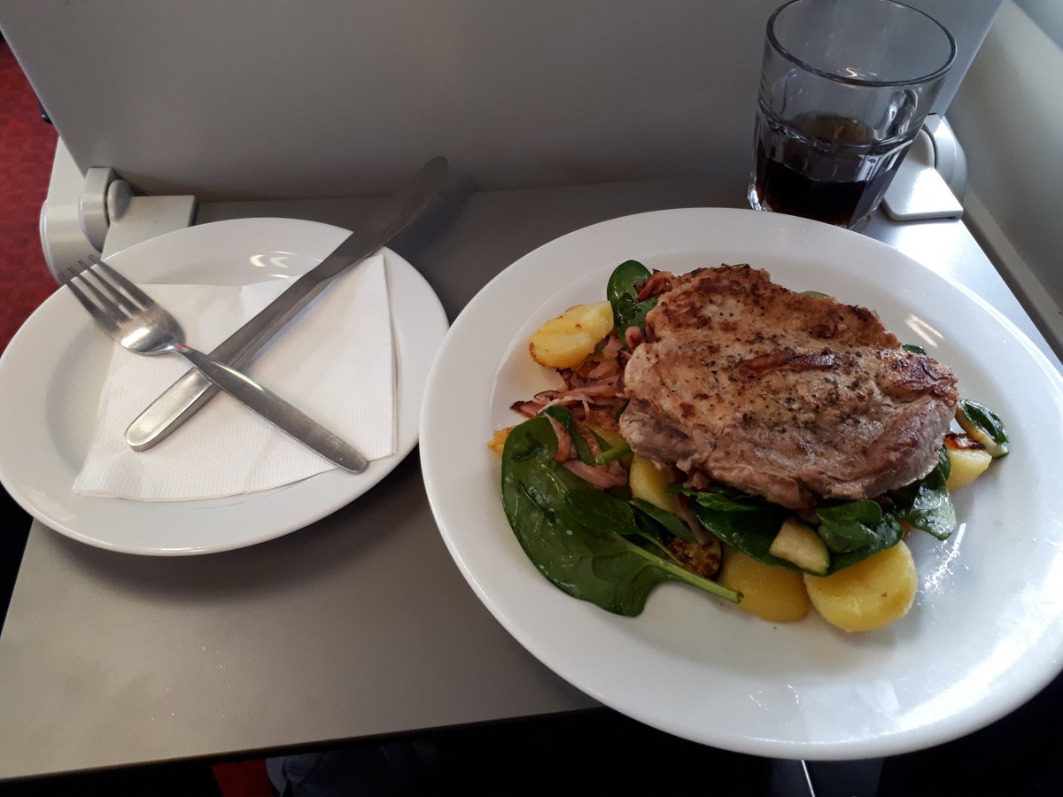 TravelSupportEU's tweet photo. Vlaky a jídlo k sobě zkrátka patří. Hlásíte se k těm, kteří si koupí rychlovku na nádraží, nebo k těm, co si vychutnají oběd v jídelním voze se vším všudy? 🌭🤔🍛 #travel #food #train #cestování #jídlo #vlak https://t.co/7FjXbUliNT