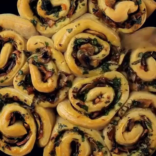 letscookvegan's tweet photo. Mushroom &amp; Garlic Bread Swirls @veganfoodfilms 🎥 Follow this new account for strictly FULL RECIPES right in the caption! No ads or overshares! @veganfoodfilms 🎥 Just pure, delicious vegan recipes!
(Vid by @weresovegan) https://t.co/rZ12a4XtN0