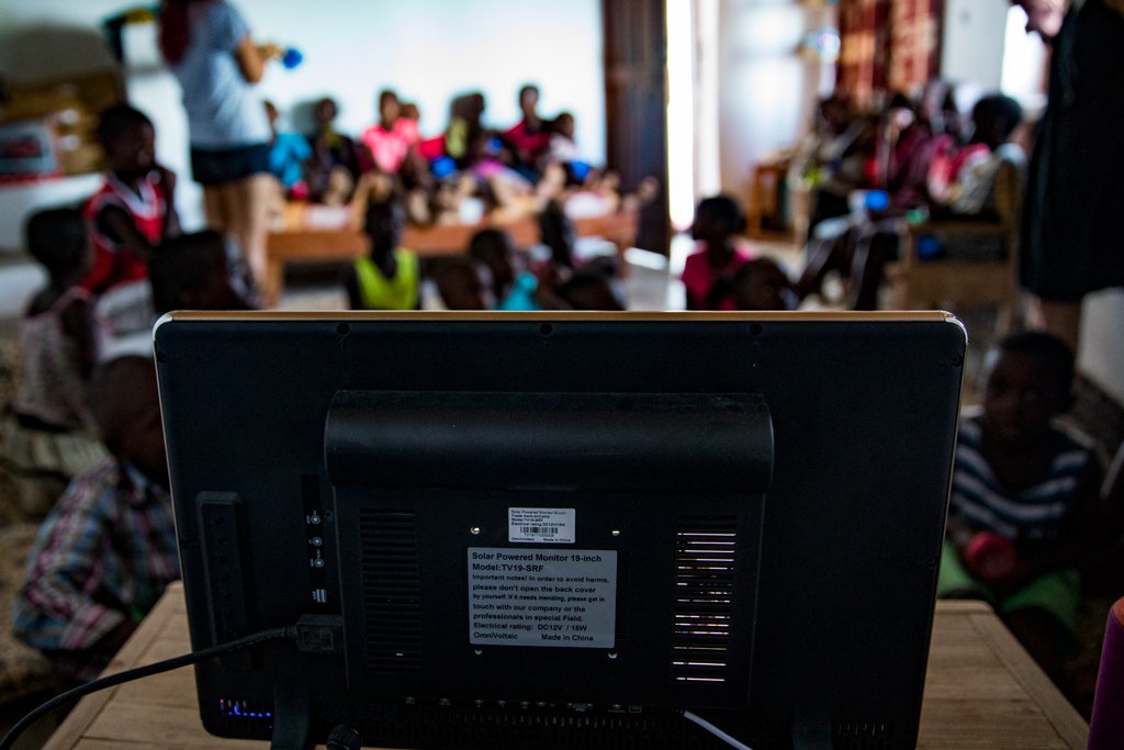 KuwalaEnergy's tweet photo. ‘The sun grows the food, the ants pick the food, the ants EAT the food!’ 💪🐜🌞  – The sun powered our #solarmovie night last Saturday at #kuwalaenergy with the kids of #chikale, #NkhataBay... what should we show next? https://t.co/kQXSUZwnnu